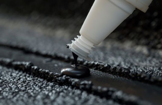 EPDM Kleber wird aus einer Tube aufgetragen