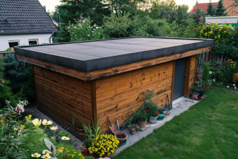 Dachfolie auf einem flachen Gartenhausdach