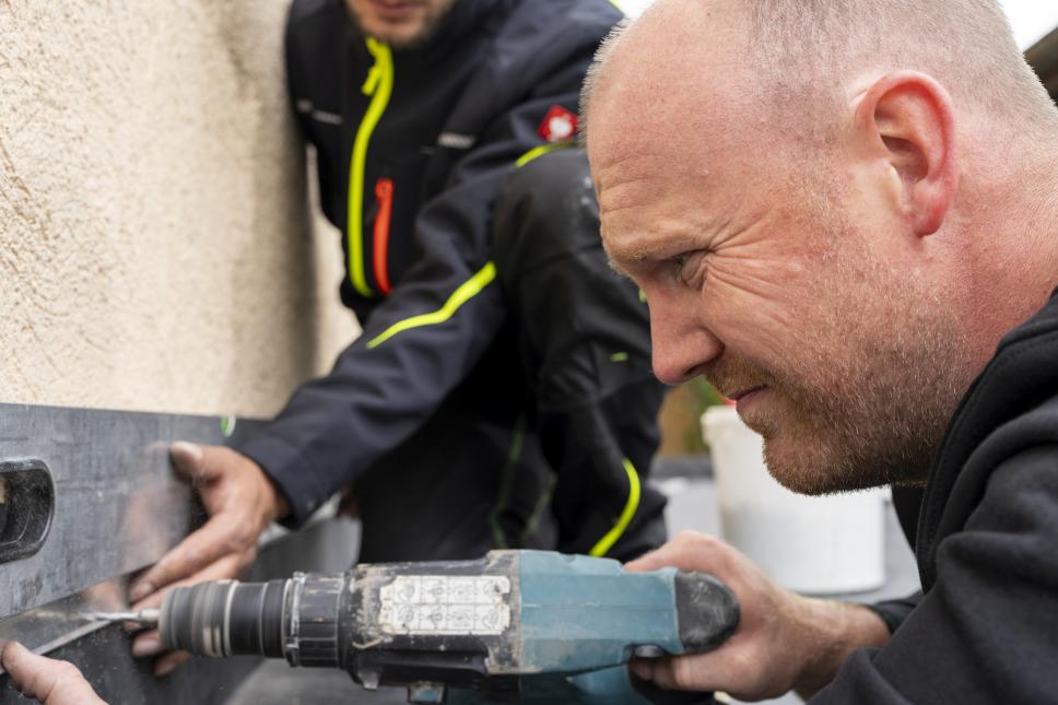 EPDM Dachfolie 1,5 mm fachgerecht am Dachrand verlegt für optimalen Wetterschutz EPDM Dachfolie 1,5 mm fachgerecht am Dachrand verlegt für optimalen Wetterschutz
